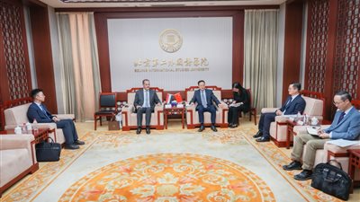 العزازي يلتقي قيادات جامعة الدراسات الدولية ببكين لبحث مسارات التعاون الثقافي المشترك