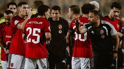 الحسين عموتة المدير الفني للأهلي مع اللاعبين 