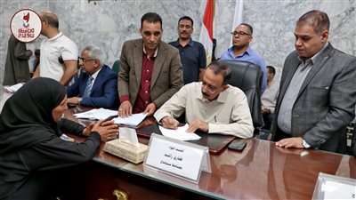 محافظ سوهاج يعقد اللقاء الجماهيري الأسبوعي لبحث مطالب المواطنين وحل مشكلاتهم