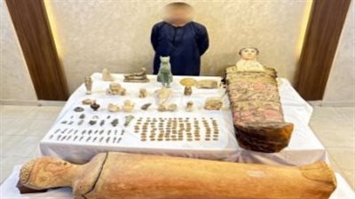 سقوط عنصر إجرامي قبل بيع 151 قطعة أثرية تعود للعصور الفرعونية والرومانية بالمنيا|صور