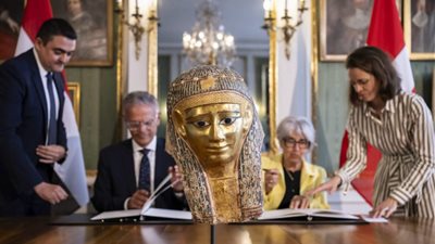 مصر تسترد قناع مومياء ذهبيًا أثريًا من سويسرا