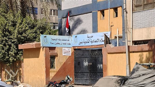 سقوط باب حديدي بمدرسة دار السلام 