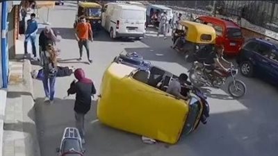 إصابة 5 أشخاص بينهم سيدتان وطفلة في انقلاب 