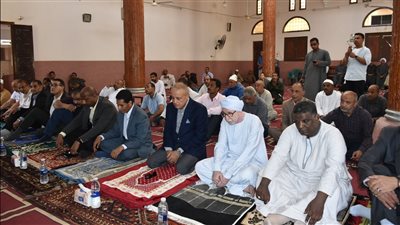 محافظ الأقصر يؤدي صلاة الجمعة بمسجد «الهدى» بمنشأة العماري ويلتقي المواطنين
