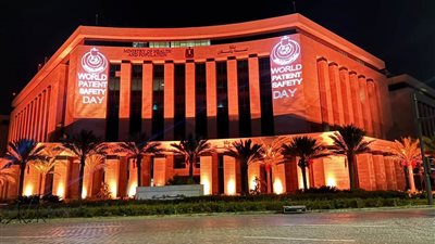 إضاءة مبنى وزارة الصحة باللون البرتقالي