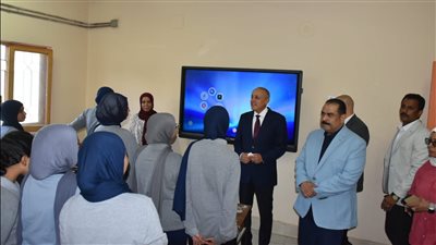 محافظ الأقصر يشهد طابور الصباح بمدرسة أبو الحجاج مع بداية العام.. صور