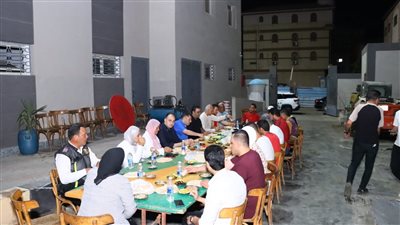 محافظ دمياط يتناول الإفطار وموظفي وسائقي وعمال جراج الوحدة المحلية بعزبة البرج 