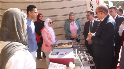 رئيس جامعة المنصورة يفتتح معرضًا للمستلزمات الدراسية بأسعار مخفضة 