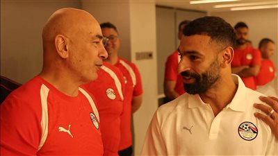  لاعبو منتخب مصر يحتفلون بحسام وإبراهيم حسن بعد تجديد التعاقد حتى 2030
