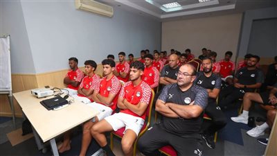 الجهاز الفني لمنتخب الشباب يلقي محاضرة تحفيزية على اللاعبين 