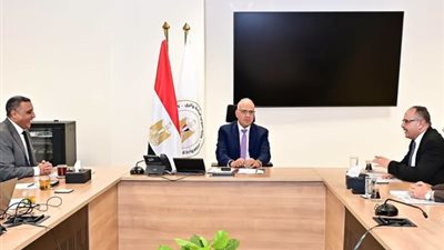 وزير الري يجتمع مع رئيس مجلس إدارة شركة المقاولون العرب لمتابعة موقف المشروعات المشتركة