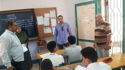 جولة مفاجئة لمدير تعليم شبين القناطر لمتابعة انتظام الدراسة داخل المدارس...صور