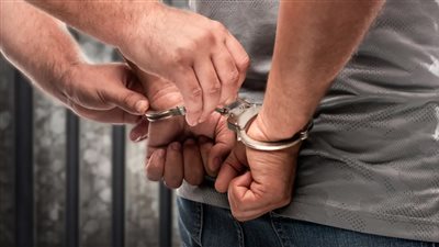 القبض على ملحن شهير بتهمة حيازة 60 كيسًا من الكوكايين في القاهرة الجديدة