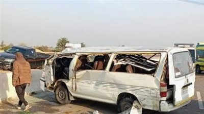 إصابة 10 أشخاص في انقلاب سيارة ميكروباص بالصف 