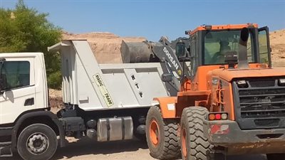 حملة موسعة لنظافة الشوارع ورفع الأتربة والمخلفات في الأقصر.. صور