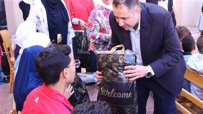محافظ دمياط يشهد توزيع مساعدات وملابس على طلاب مدرسة النور للمكفوفين