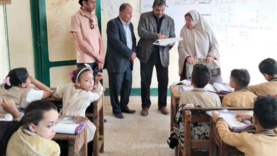  خلال جولة ميدانية.. مدير تعليم شبين القناطر يتابع انتظام الدراسة ويكرم الطلاب المتميزين...صور