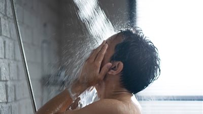 خبراء يكشفون عن التوقيت الأفضل لـ الاستحمام