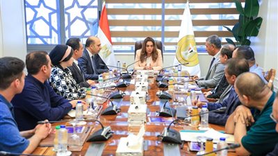 وزيرة التنمية المحلية والبيئة تتابع الموقف التنفيذي لأعمال جمع ونقل ورفع المخلفات