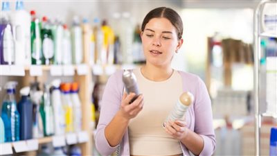 كيف تعالج البقع الصفراء العنيدة من القميص الأبيض؟