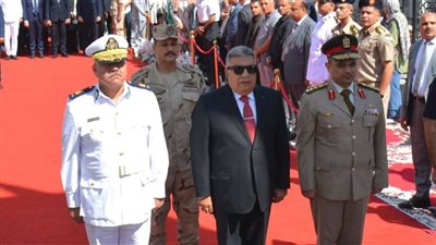 محافظ الدقهلية يضع إكليل الزهور على النصب التذكاري للشهداء