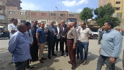 نائب محافظ الجيزة يتفقد مشروعات خدمية بأطفيح ويتابع تطوير موقف السرفيس ومحطة الصرف