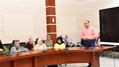 رئيس شركة مياه دمياط يعقد اجتماعًا مع مكلفات الخدمة العامة لتوزيعهن على قطاعات الشركة