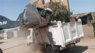 الوحدة المحلية لمركز أرمنت بالأقصر تشن حملة مكثفة لرفع المخلفات وتمهيد الطرق