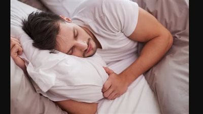 هل تستيقظ من النوم الثالثة فجرًا كل ليلة؟ هذا هو السبب العلمي