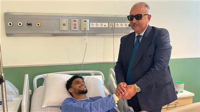 اللواء أشرف نصار يطمئن على حالة أسامة فيصل عقب جراحة غضروف الركبة