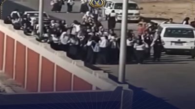 «هزار بنات» يُشعل «خناقنة ساحنة» بين 3 طالبات أمام إحدى المدارس بالسويس