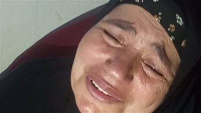 انهيار والدة شهيد لقمة العيش 