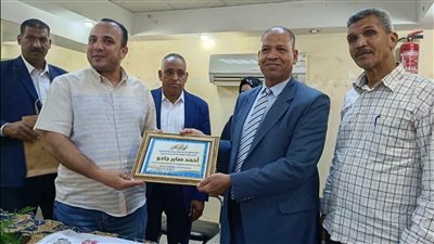 تكريم أحمد صابر سكرتير مجلس مدينة طما لبلوغه سن المعاش 