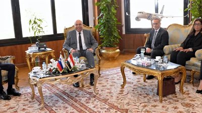 وزير الطيران مع السفير السلوفيني 