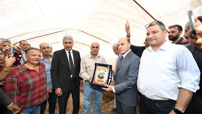 وزير السياحة يهدي رحلتي عمرة لمواطن وزوجته بعد إبلاغه عن كتلة حجرية أثرية بالغربية