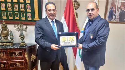 إدريس يكرم عمر هريدي رئيس اتحاد الدراجات النارية لدوره في نشر اللعبة