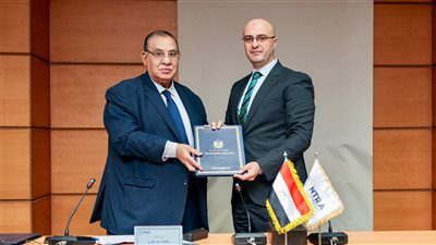 المهندس محمد شمروخ والدكتور طلعت عبد القوي أثناء التوقيع 