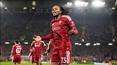 ليفربول يتحرك لتحصين نجمه الشاب ريو نجوموها وسط إغراءات كبار أوروبا