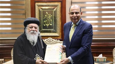 محافظ المنيا يستقبل مطران ملوي ويتسلم ألبوم صور افتتاح المرحلةالأولى لمسار العائلة المقدسة 