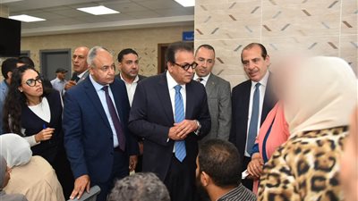 جولة مفاجئة لوزير الصحة بمستشفى المدينة بالعبور.. وتوجيه عاجل بشأن الأدوية