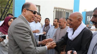 محافظ المنيا يستجيب لمطالب أهالي كفر خزام.. ويوجه بسرعة توفير سماعة طبية لمسن 