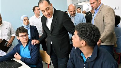 رئيس الوزراء يحاور طلاب مدرسة STEM بالسويس