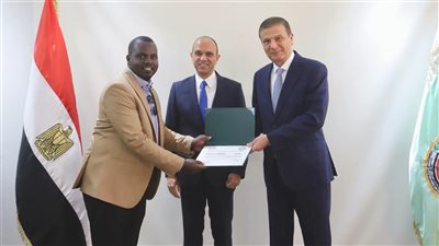 وزير الزراعة يسلم شهادات التخرج لمتدربي جمهورية أوغندا