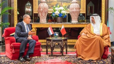 وزير الخارجية يبحث مع نظيره البحريني تعزيز الاستثمارات المشتركة بين البلدين