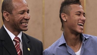 والد نيمار يكشف مفاجأة جديدة حول العرض الضخم لإبنه