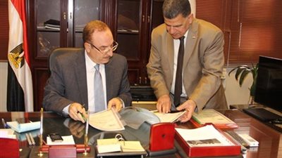 محافظ بنى سويف يبحث استخدام «الفيديو كونفرانس» في التدريس