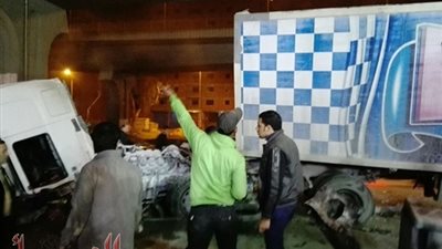 بالصور.. قوات الشرطة تزيل أثار سقوط سيارة نقل من أعلى الدائرى بالمريوطية