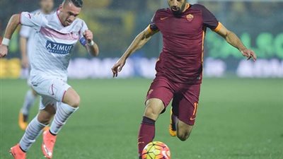 صلاح يقود روما لسحق كاربي بثلاثية في الكالتشيو الإيطالي