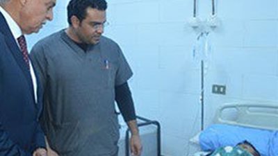 محافظ قنا يطمئن على المصابين بحادث الميكروباص