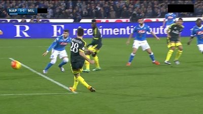 ميلان يحرم نابولي من الصدارة بالتعادل معه 1/1 في ديربي الكالتشيو